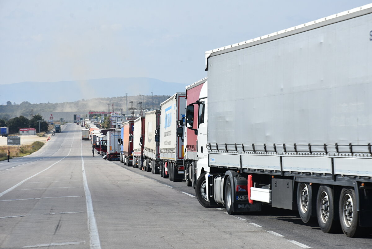 'NE ZAMAN ÇIKACAĞIMIZ BİLMİYORUZ' <br>Kapıkule Sınır Kapısı'nda TIR parkında bekleyen Mustafa Karatay, "5 gündür buradayız. Kapıların çileleri bitmiyor. Bir yandan mülteci korkusu var. Bir yandan ailemizden uzağız. Ne zaman çıkacağımızı bilmiyoruz. Parkta kaldıkça çok para harcıyoruz. Yaptığımız işten para kazanamıyoruz" diye konuştu.