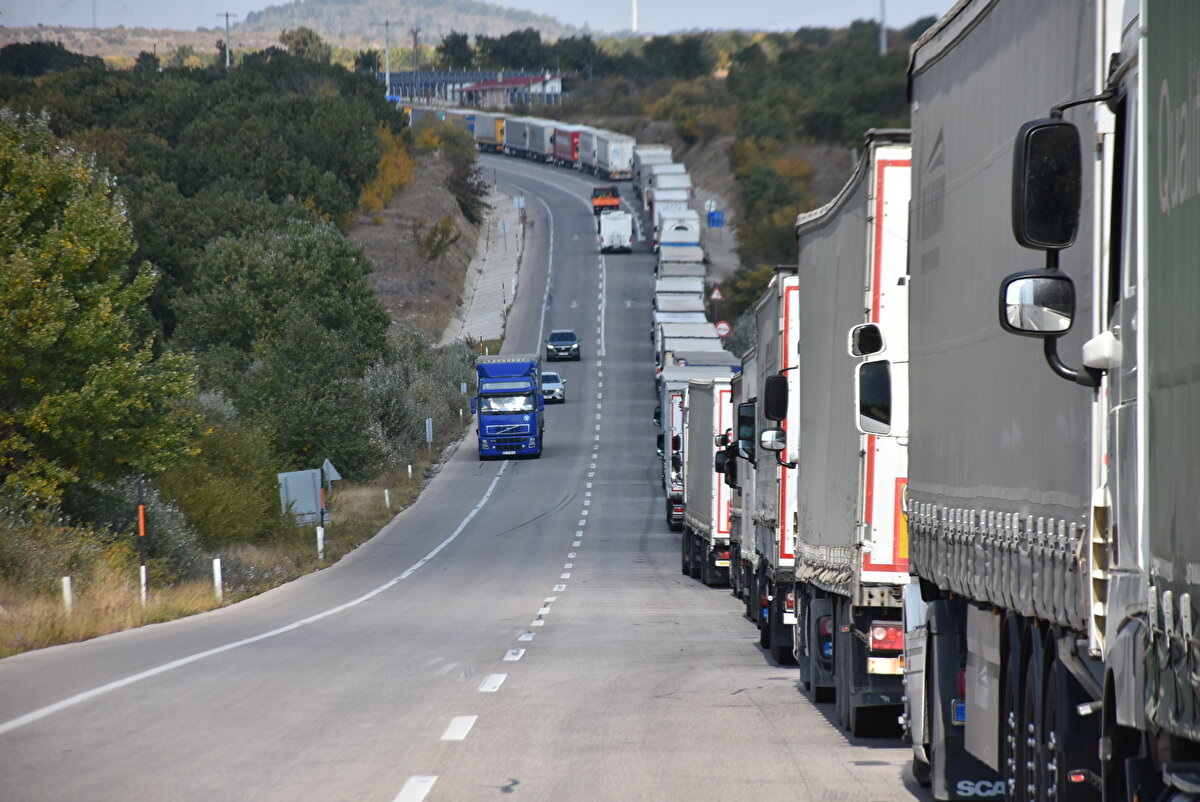 'BULGARİSTAN ÇALIŞMIYOR'<br>Kapıkule Sınır Kapısı'nda 5 gündür çıkış için bekleyen Yasin Cömert, “Şu anda burada beklemememiz 5 günü buldu, ne zaman çıkacağımız belli değil. Hiç kimseden bir açıklama yok. 'Bulgar tarafı çalışmıyor' diyorlar. Biz de öyle tahmin ediyoruz ama yetkililer buna bir çözüm bulsa. Mülteci korkusu var" dedi.