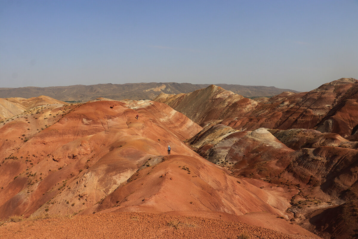 Geziden zevk aldığını ve arkadaşlarına da bu tepeleri gezmeleri için tavsiyede bulunacağını anlatan Öztürk, "Ağrı Dağı ve Tekelti Dağı ile ünlü olan Iğdır'ın Gökkuşağı Tepeleri de gündemde, çünkü şu sıralar renkler çok göz alıcı ve ilgi çekici." dedi.