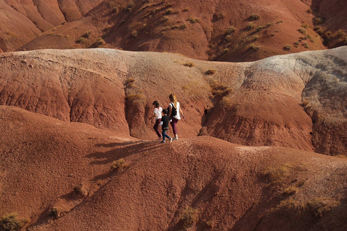 <br>Tepeleri gezen ziyaretçilerden 7 yaşındaki Yekda Yiğit ise Gökkuşağı Tepeleri'ni çok merak ettiğini ve bugün ailesiyle tepelerdeki yürüyüşe katıldığını, zor olmasına rağmen tepelerde eğlenceli vakit geçirdiğini anlattı.