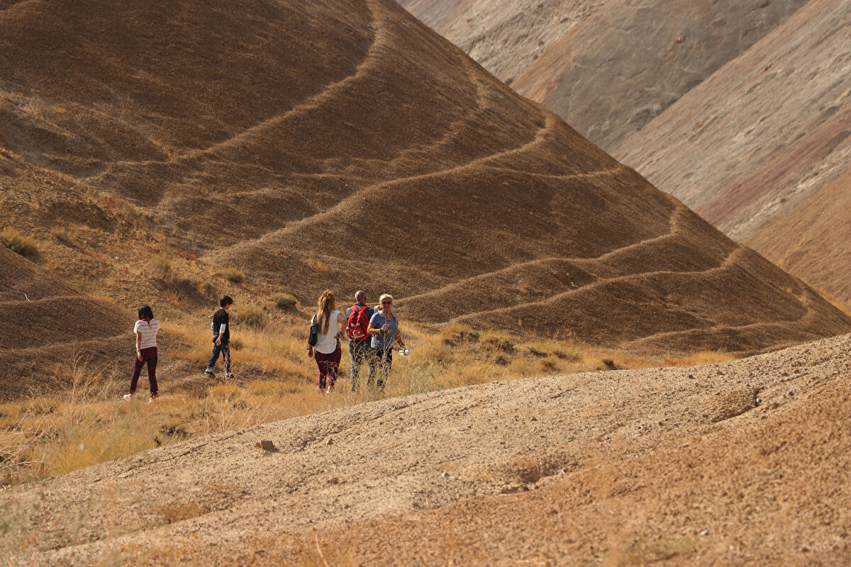 Gökkuşağı Tepeleri'ni gezmeye gelen doğa sporcularından Ali Öztürk, AA muhabirine, tepelerin ününü duyduklarını ve ekip olarak gezmeye geldiklerini söyledi.