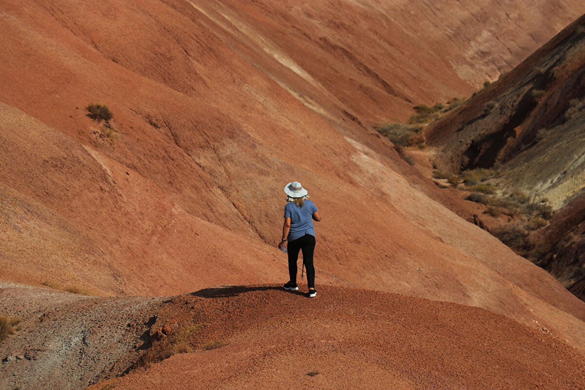 Genellikle fotoğraf meraklıları, doğaseverler ve doğa sporcuları tarafından ziyaret edilen tepeler, renklerinin en güzel tonlarını ise bu mevsimde sunuyor.
