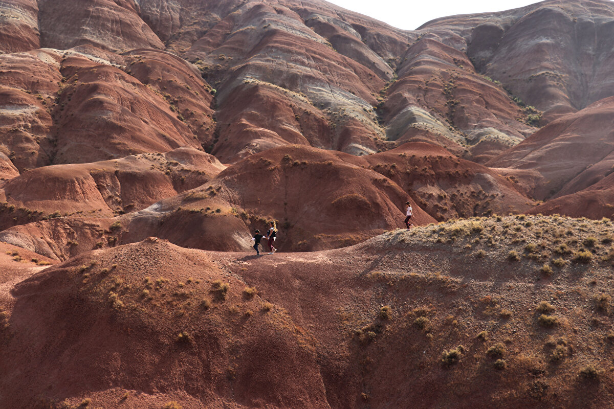 Dünyada nadir görülen toprak yapıları bakımından sarı, kahverengi, beyaz ve boz renkleri bir arada barındıran tepeler, sonbaharın gelmesiyle birbirinden güzel renklere büründü.<br>