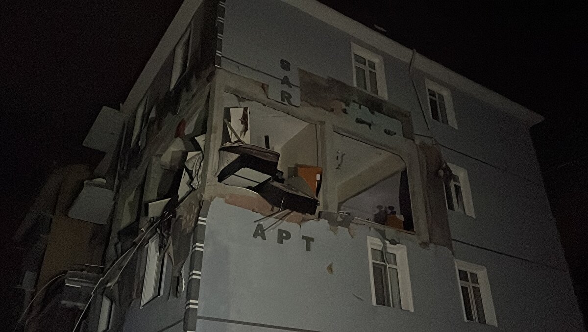 İhbar üzerine bölgeye itfaiye, polis, sağlık, AFAD ve doğal gaz şirketi ekipleri sevk edildi.<br><br>Patlamada Galip Durdu ve yan dairedeki Uğur, Emine ve Erva Dinçel (10) yaralandı. Yaralılar ambulanslarla Karabük Eğitim ve Araştırma Hastanesine kaldırıldı.