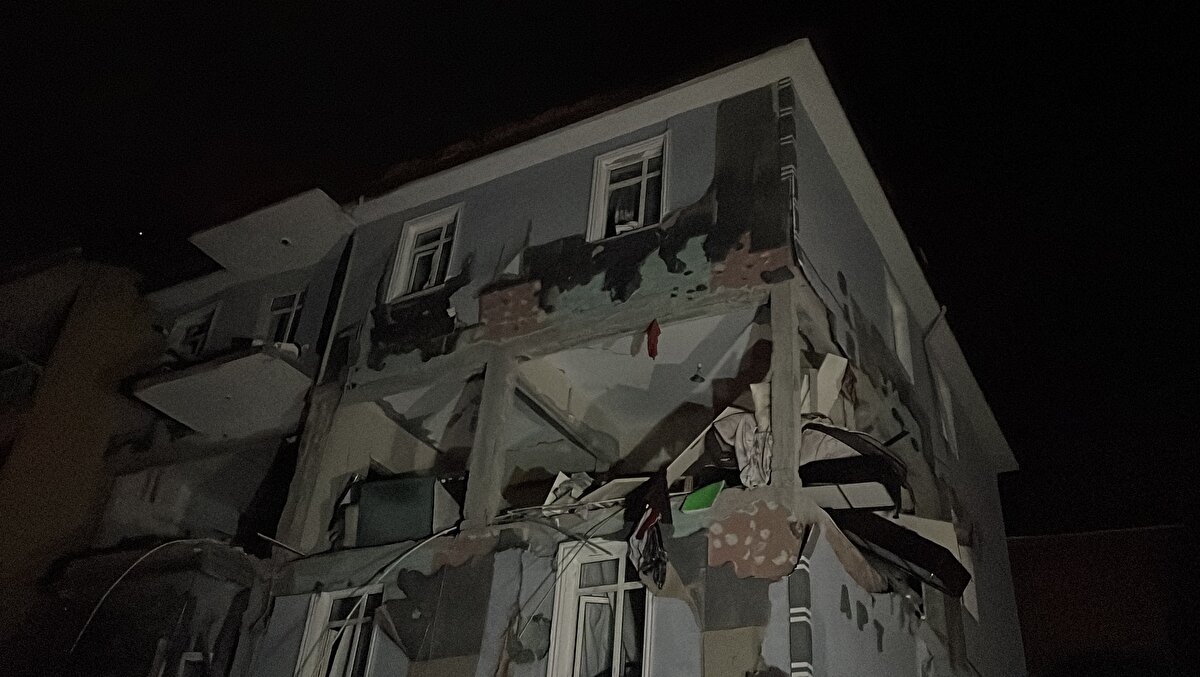 Binada büyük çaplı hasar meydana geldi.<br><br>Öte yandan patlamanın şiddetiyle etraftaki binalarda ve araçlarda da hasar oluştu.<br><br>Olay yerine gelerek incelemelerde bulunan Vali Fuat Gürel, gazetecilere, saat 01.15'te bir binada patlamanın meydana geldiğini söyledi.<br>