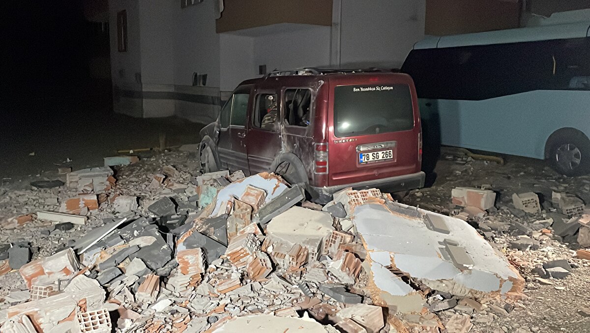 Yaralılardan Uğur Dinçel de gece patlama sesiyle uyandıklarını anlattı.<br><br>Kızının molozların içinde kaldığını ifade eden Dinçel, "Patlayan dairenin yan tarafında oturuyorum. Her taraf dumandı. İlk kızımı kurtardım. Kızımı enkazın altından çıkardım. Eşim ve ben patlamayı ufak sıyrıklarla atlattık. Kızımın ayağında ve yüzünde yaralanma var." diye konuştu.