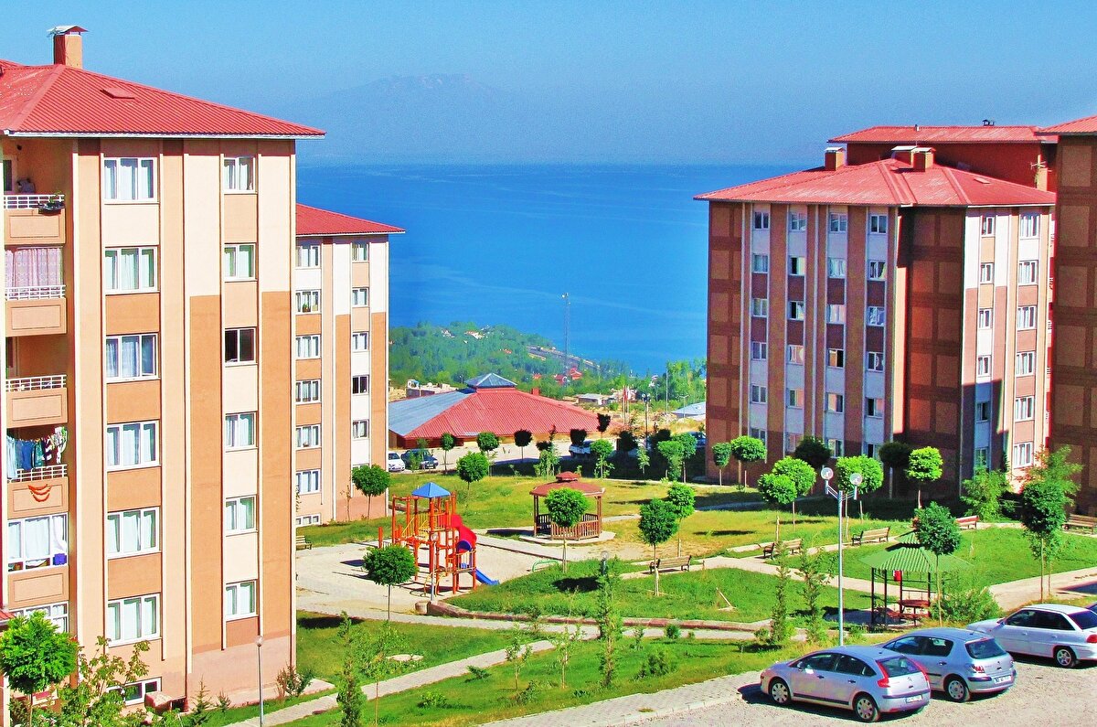 3) Arsada ödemeler kura çekildikten hemen sonra başlayacak. YANLIŞ<br><br>DOĞRUSU Hak sahipliği kurası çekildikten sonra arsa belirleme kurası gerçekleşecek, bankayla sözleşme imzalandıktan sonra peşinatın yatırıldığı tarihten itibaren 1 yıl sonra taksitler ödenmeye başlayacaktır. <br><br>