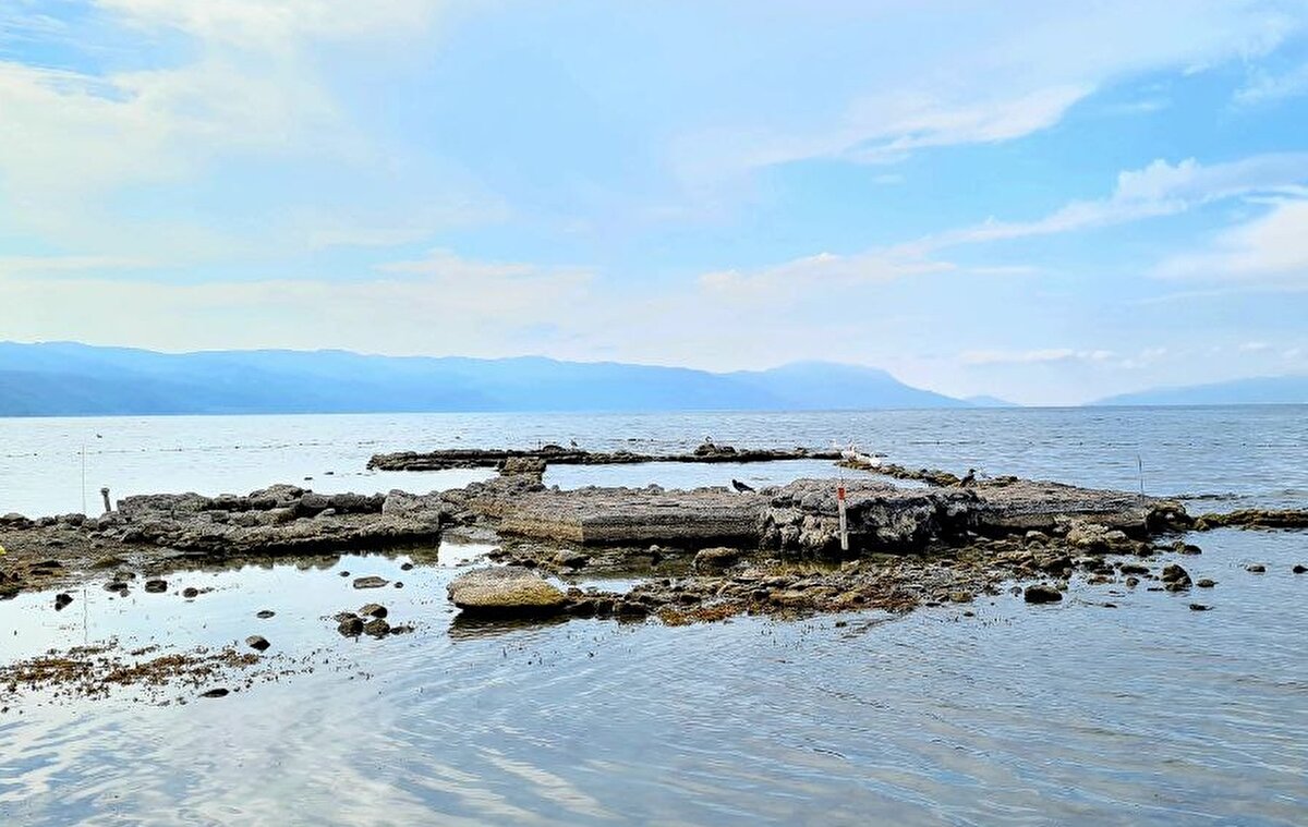 Çekilme, 8 yıl önce kıyıdan 20 metre açıkta, 1,5-2 metre derinlikte bulunan, 1500 yıl önce Aziz Neophytos adına inşa edildiği belirlenen ve su altı arkeoloji müzesine dönüştürülmesi için çalışma yürütülen bazilika bölgesinde de etkili oldu.<br><br>