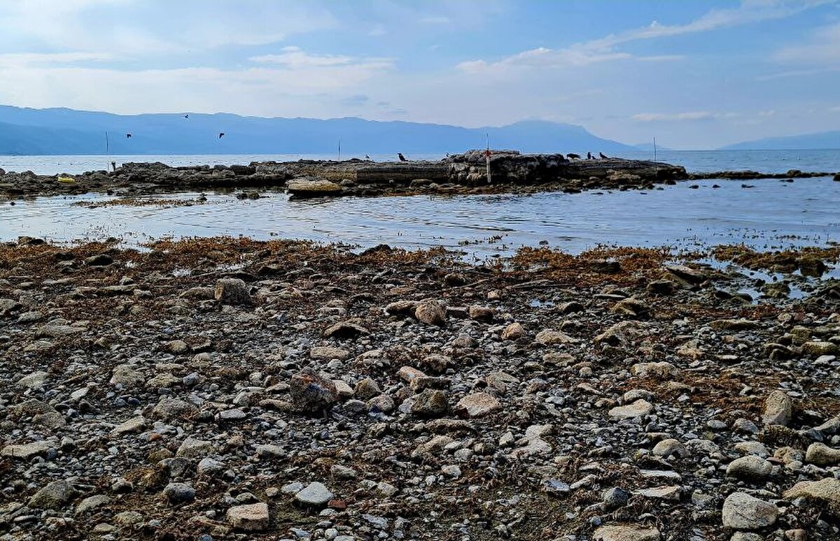 Bazilikanın büyük bölümü gölün yüzeyinde görünür hale gelerek kıyıyla birleşti.<br><br>