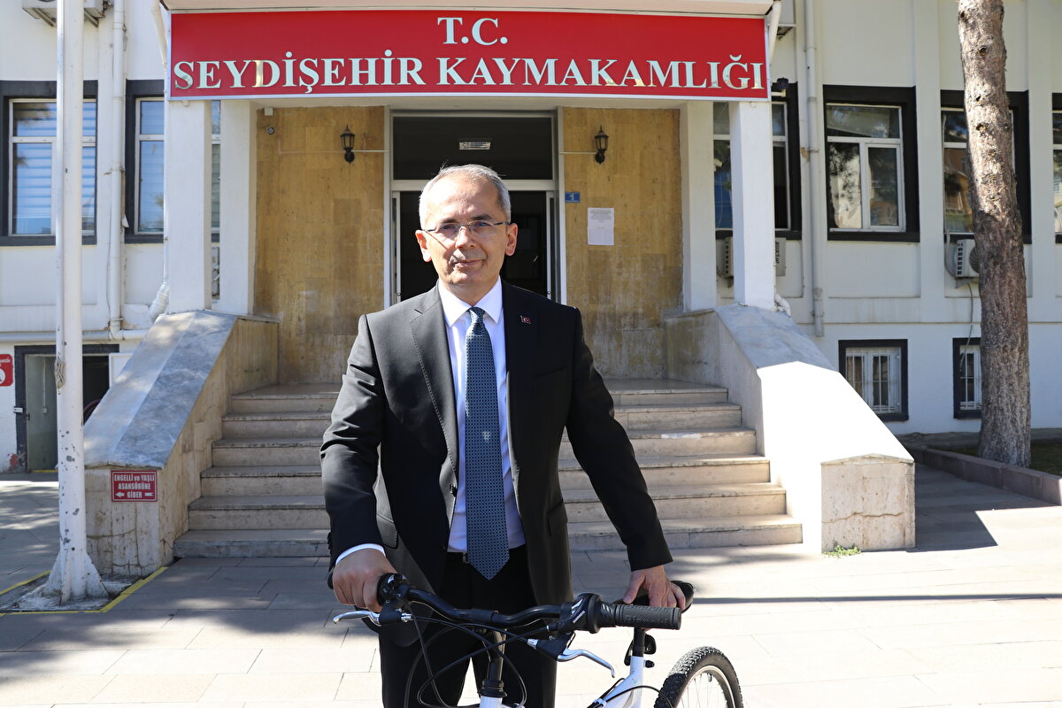 "Gerçek manada çevre dostu bir ulaşım aracı"<br><br>Bisiklet kullanımının yaygınlaşmasına katkıda bulunmak, çevre bilinci oluşturmak için genellikle işe bisikletiyle gidip geldiğini vurgulayan Pişkin, şöyle devam etti: