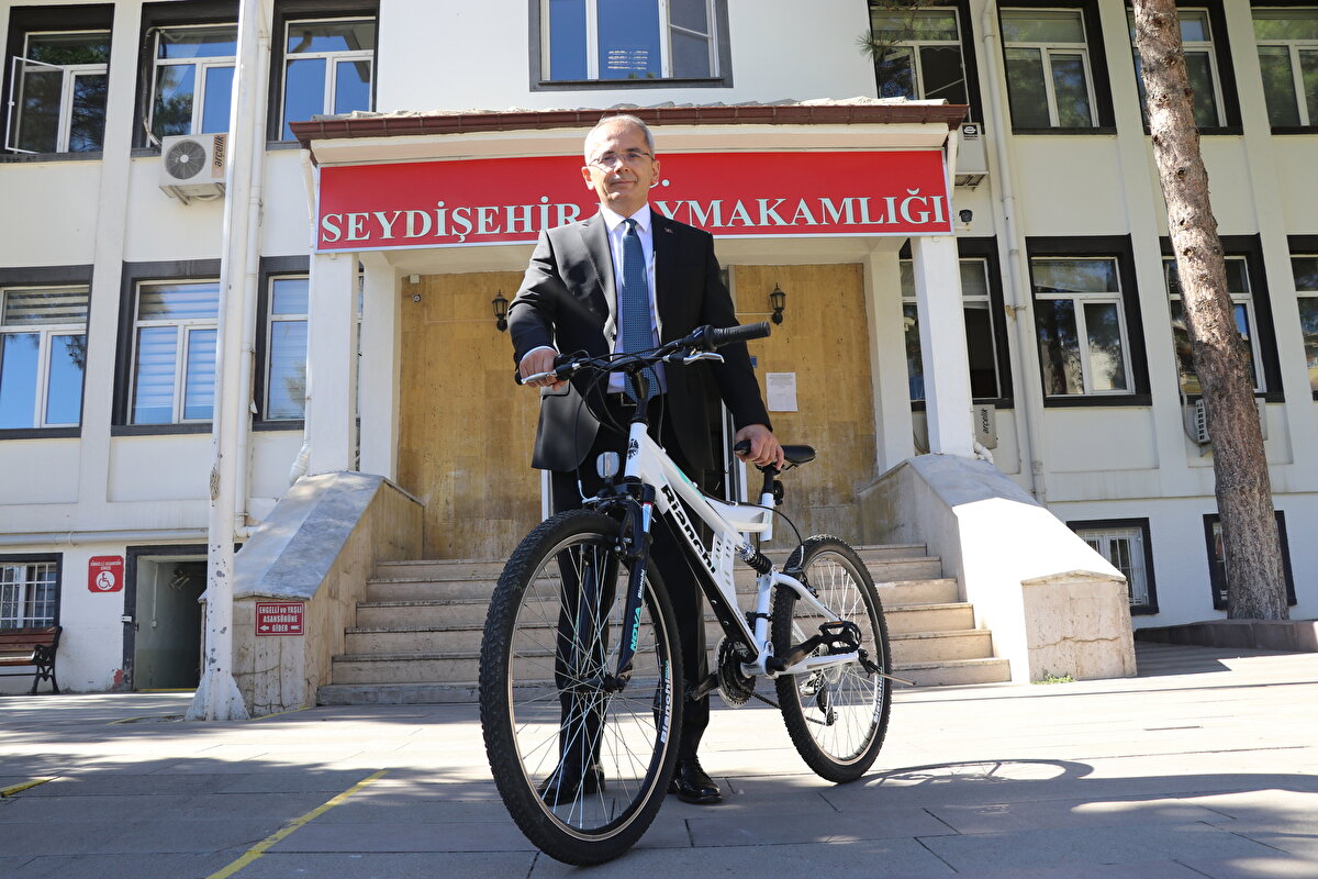"Seydişehir'le ilgili de bir özellik var. Türkiye'de ilk bisiklet yolunun yapıldığı ilçe Seydişehir'dir. Biz Seydişehirliler olarak bundan gurur duysak da bunun hakkını verecek nitelikte bisiklet alışkanlığının yaygınlaştırılması için bisiklet yollarının genişletilmesi, uzatılması ve çoğaltılması gerektiğini düşünüyorum. Bu da bir ev ödevi olarak kendimize verdiğimiz bir mesajdır. Seydişehir'de gerçek manada bisiklet bir ulaşım aracı. Bundan memnuniyet duyuyorum. Fakat bisikletlilere daha çok imkan tanınması ve bisikletin gündelik hayat içerisinde daha çok yer tutabilmesi için yapmamız gereken işler var."<br>