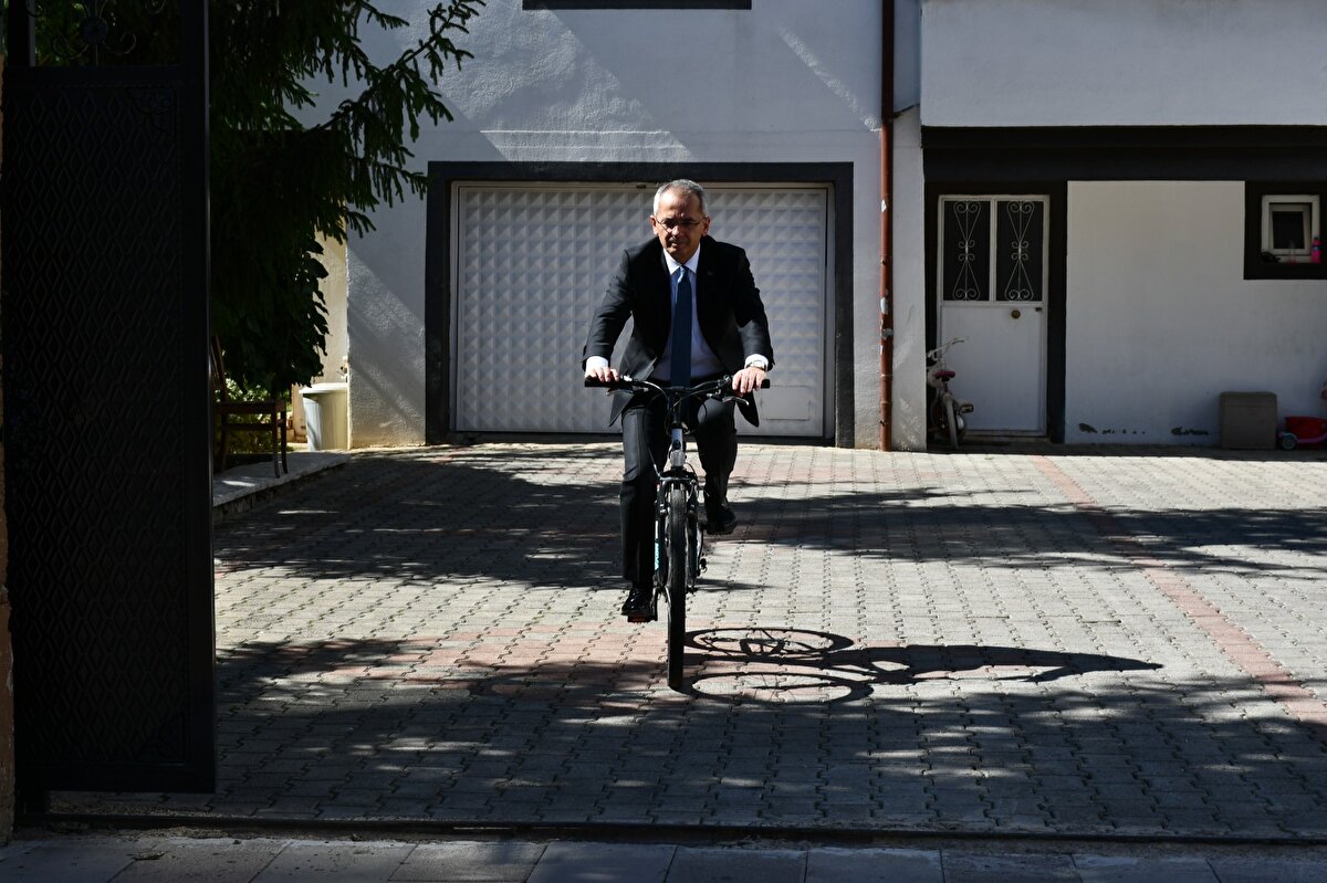 Pişkin, bisikletin de bir ulaşım aracı olduğunu, trafikteki diğer sürücülerin, motosikletlilere ve bisikletlilere karşı daha duyarlı ve nazik olmaları gerektiğini dile getirerek şunları kaydetti:<br>