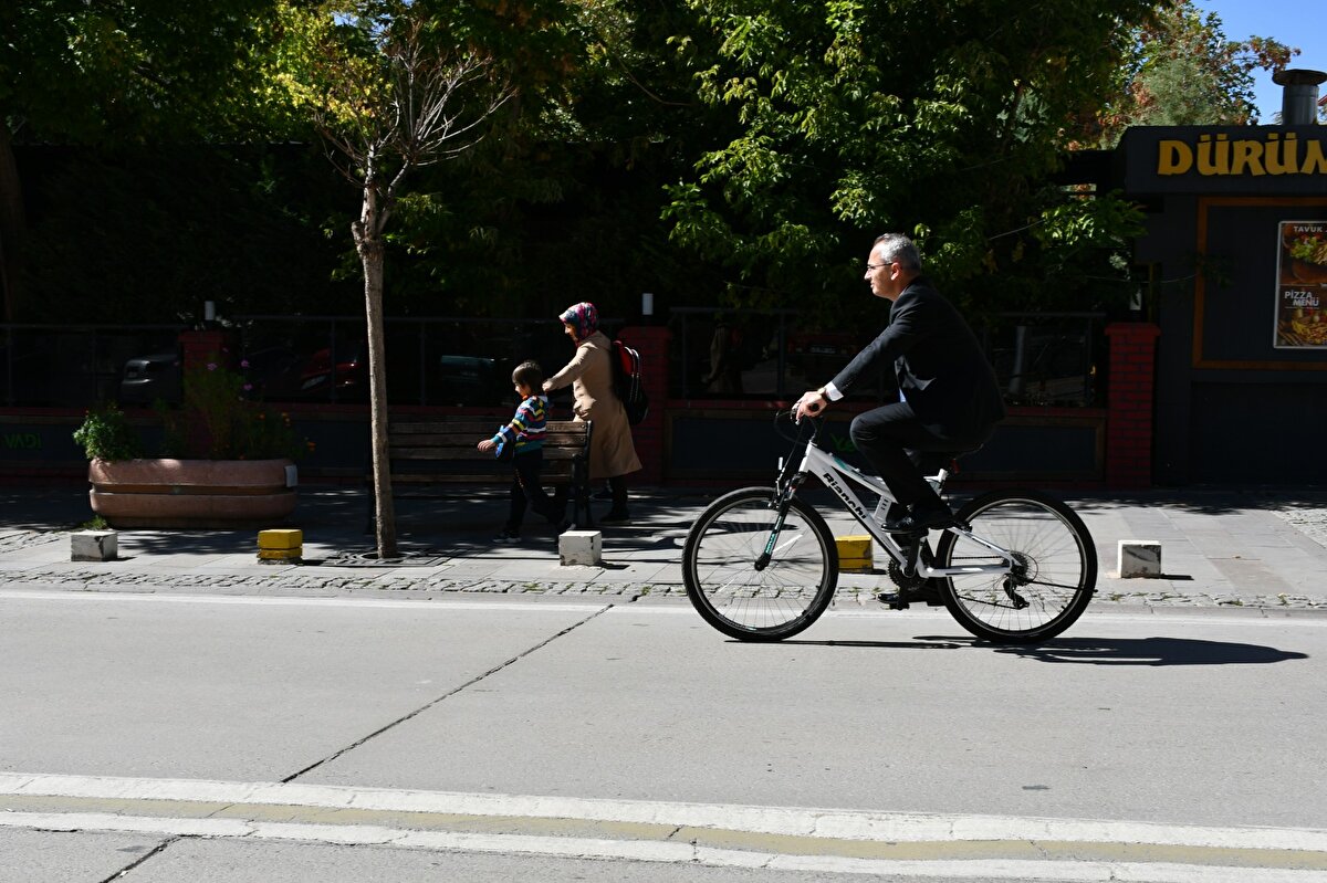 Pişkin, AA muhabirine, bisiklet kullanmayı hayatı boyunca hep sevdiğini söyledi.<br>