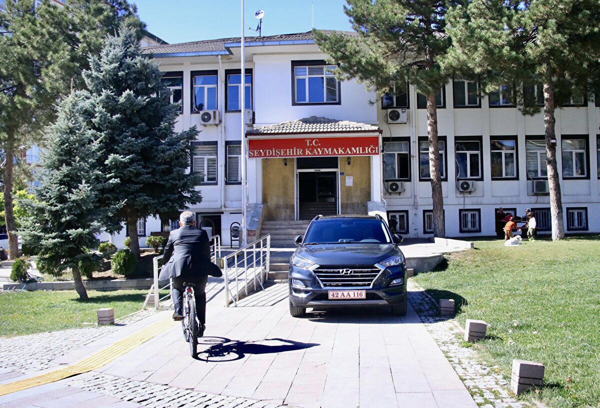 "Dünyanın mücadele ettiği iklim değişikliği, emisyon, karbon, sera gazı nedeniyle yaşadığımız çevresel sorunlarla mücadele hem şehir içi trafiğinin rahatlatılması hem de evrene zarar verici nitelikteki karbon emisyonunun azaltılması için bisikletin tercih edilebilir bir ulaşım aracı olduğunu düşünüyorum. Bisiklet gerçek manada çevre dostu bir ulaşım aracıdır. Yaygınlaştırılması, gündelik hayatın içinde daha çok yer tutması gerekiyor."<br>