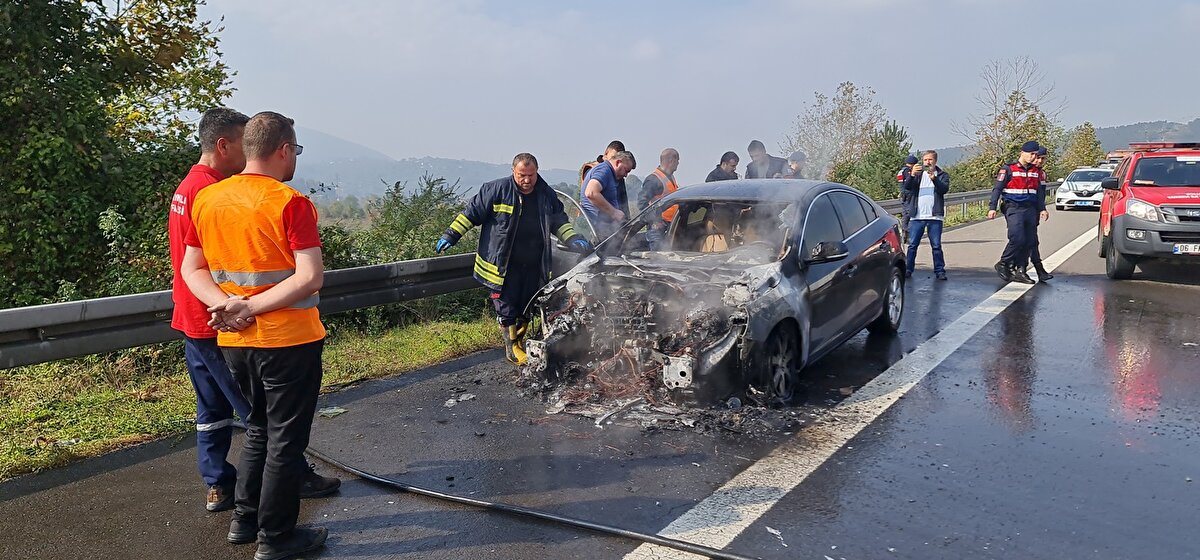 Yangın söndürülürken, otomobil kullanılmaz hale geldi. Yangınla ilgili inceleme başlatıldı. 