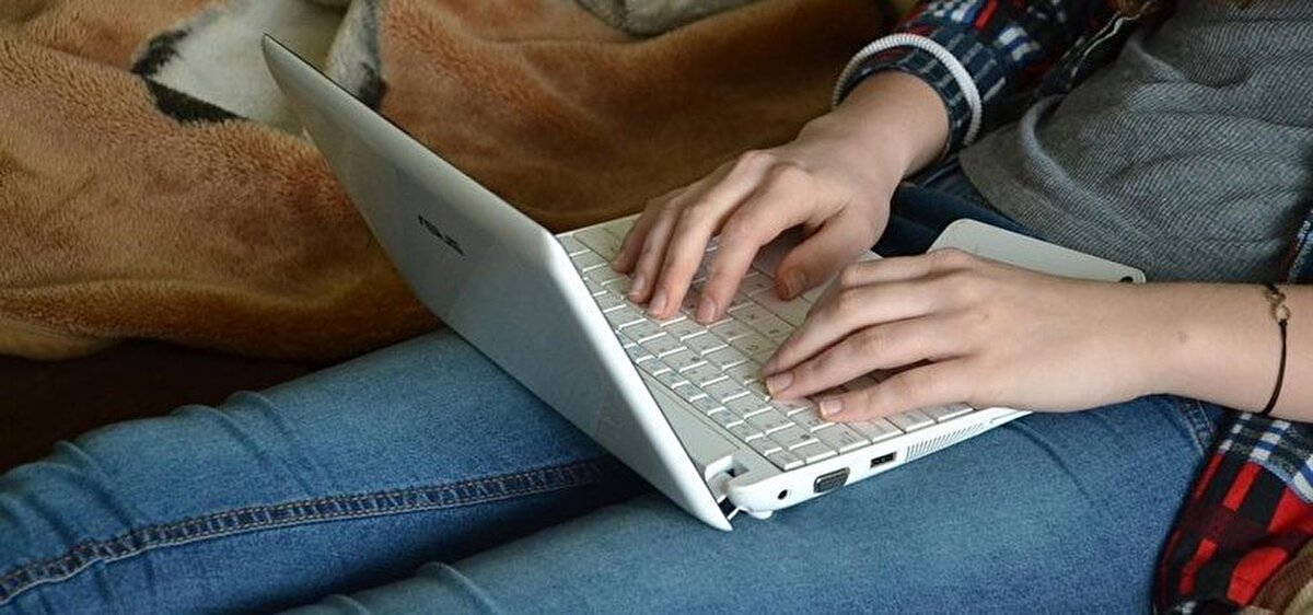 "YAKMAYACAK KADAR ISI SEBEP OLUYOR"<br>Dermatoloji Uzmanı Dr. Dilek Başaran, "Eritema ab İgne dediğimiz bir hastalık var söylenmesi zor olsa da çok kolay bir şekilde ortaya çıkabiliyor. Özellikle yakmayacak kadar ısıya uzun süreli yakın maruziyetten meydana geliyor. Bunu biz daha önceleri özellikle kış aylarında masa altında ayak sobası bulunduranlarda ya da kalorifere, sobaya çok yakın çalışanlarda hep tek yanlı ya da tek tarafa ısı kaynağını koyanlarda görüyoruz" dedi.