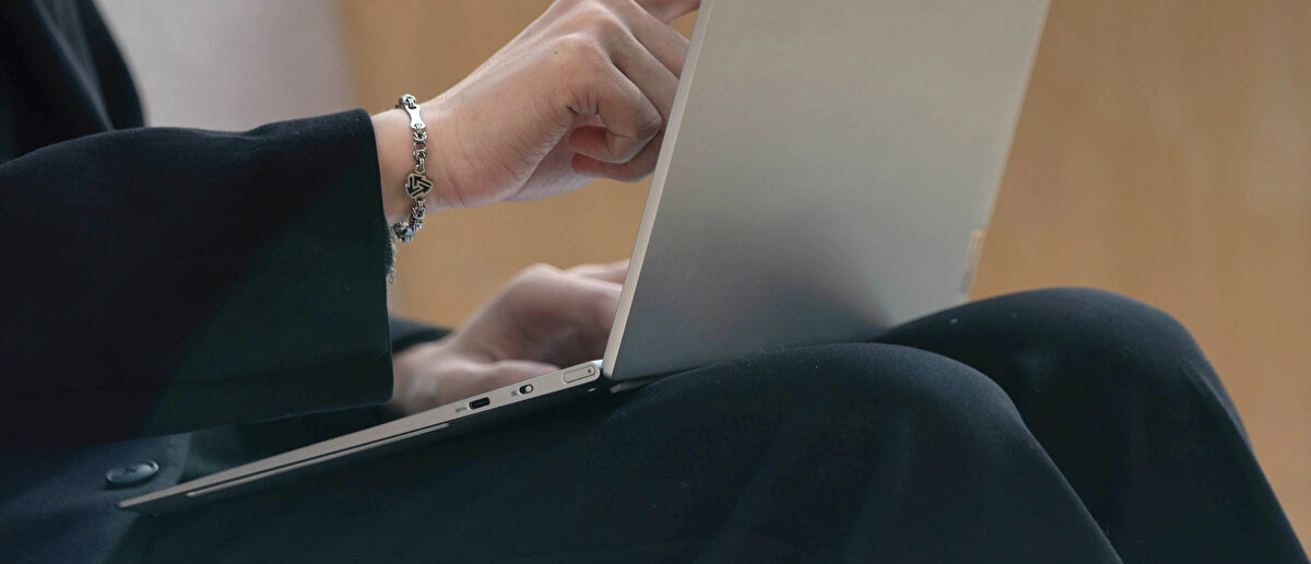 "ISINDIĞINI FARK EDİYORUM AMA CİLDİME HASAR VERDİĞİNİ BİLMİYORUM"<br>Sıdıka Başaran isimli vatandaş, "Her gün telefon ve bilgisayar önce iş icabı sonra da özel hayatımıza entegre olan sistemler. Mecburi olarak çocukların toplantılarından her şeyi bilgisayar üzerinden geliyor. Her yerde bilgisayar, telefon hepsini kullanıyoruz. Telefonla konuşurken dahi ısınıyor. Cihazlardan kaynaklı ısının farkında olmadan yaşıyoruz. Elimizde, tenimizde ısındığını fark ediyorum ama cildimize hasar verdiğini bilmiyorum" dedi. Esmanur Dağ da, "Genelde kütüphanede olduğumuz için bilgisayarın sıcağına maruz kalıyoruz. Her gün 1-2 saat maruz kalıyorum ama çok rahatsız etmiyor" ifadelerini kullandı.<br>Şevval Ulu da, "İşlerimi bilgisayardan görüyorum. O yüzden bilgisayarda çok vakit geçiriyorum. Bütün gün başında olduğumuz için o yüzden rahatsız oluyorum. Şu an bu hastalığı ilk defa duyuyorum. Ben de olmadı" diye konuştu.