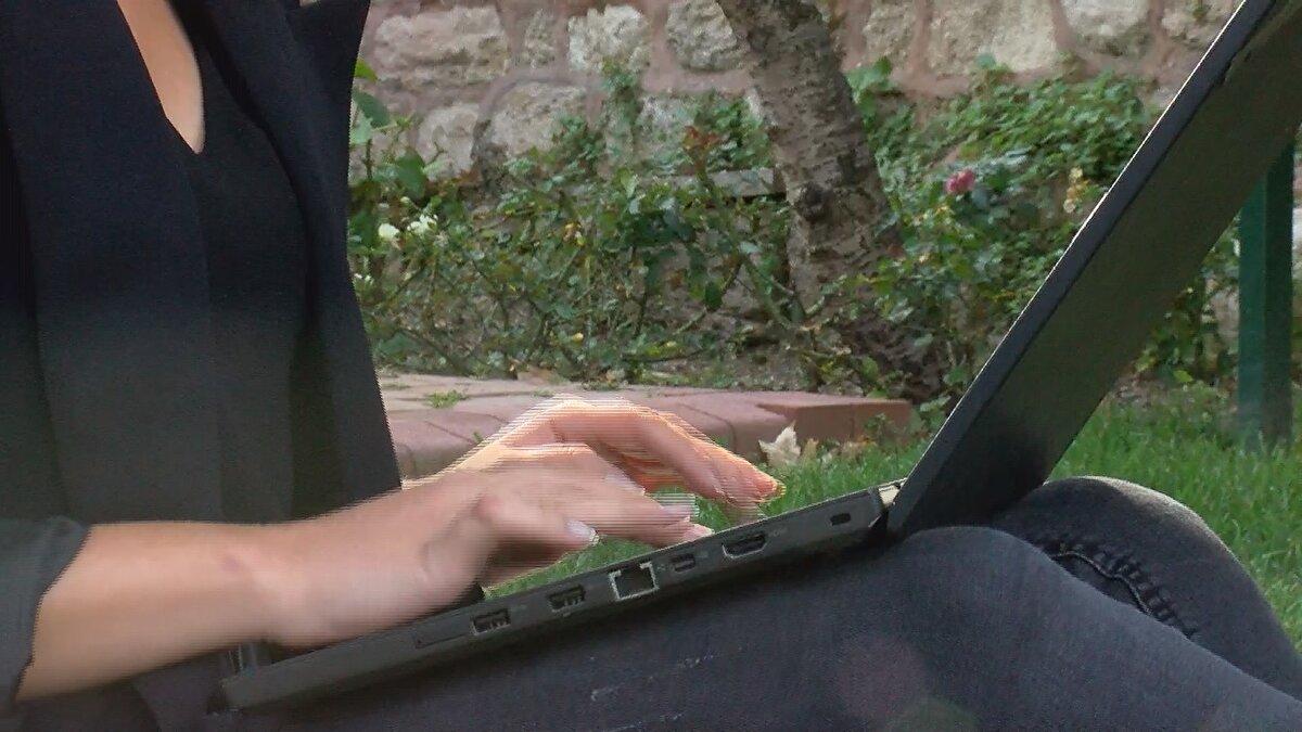 Dizüstü bilgisayarını doğrudan dizlerin üstünde kullanmak kronik ısıya maruz kalmanın neden olduğu Eritema Ab İgne ismi verilen bir dermatolojik hastalığa sebep oluyor. Yalnızca bilgisayarlardan değil, masa altı ısıcıları, ısıtmalı araba koltukları gibi kronik ısıya maruz kalındığında ortaya çıkan hastalıkla ilgili açıklamalarda bulunan Dermatoloji Uzmanı Dr. Dilek Başaran, rahatsızlığın herhangi bir giysi olmadan doğrudan ciltle temas yoluyla oluşabildiği gibi, giysiler yoluyla da oluşabileceğini belirtti. Vatandaşlar ise, kaldıkları ısı maruziyetinden habersiz.