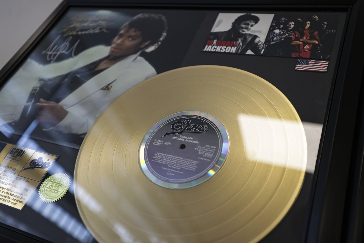 Gramofonun önce görselliğinden sonra da sesinden çok etkilendiğini dile getiren Kara, "Çok sihirli bir şey. O boruyu görüp, içerisinde o sesi duyduğunuz zaman sizi adeta elinizden tutuyor ve zaman tünelinde bir yolculuğa çıkartıyor. O haz beni etkiledi, hala da etkilemeye devam ediyor." dedi.<br><br>Koleksiyonundaki en eski parçanın, kovan plakla çalan fonograf olduğunu, silindir plakla çalınan gramofonlar arasında en eskisinin 1902'den kaldığını anlatan Kara, müzikseverlerin ya da antikaseverlerin eskicilerden, antikacılardan aldıkları pirinç borulu olanların aksesuar amacıyla üretildiğini, görsellik oluştursa da güzel bir ses dinlemenin mümkün olmadığını ifade etti.