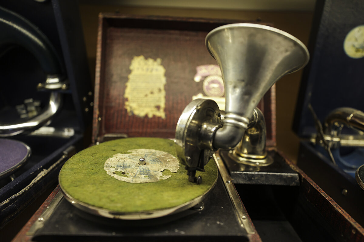 Eski radyoların, bakır kapların, semaverlerin, halıların aralarında bulunduğu birçok ürünü topladığını belirten Kara, "Günlerden bir gün herhangi bir eski eşya değil, gramofon aldım ve gramofonun diğer eski eşyalardan çok çok farklı olduğunu, 5 duyuya değil 6 duyuya, yani ruha da hitap ettiğini fark ettim. O günden sonra gramofona aşık oldum diyebilirim." ifadesini kullandı.<br>