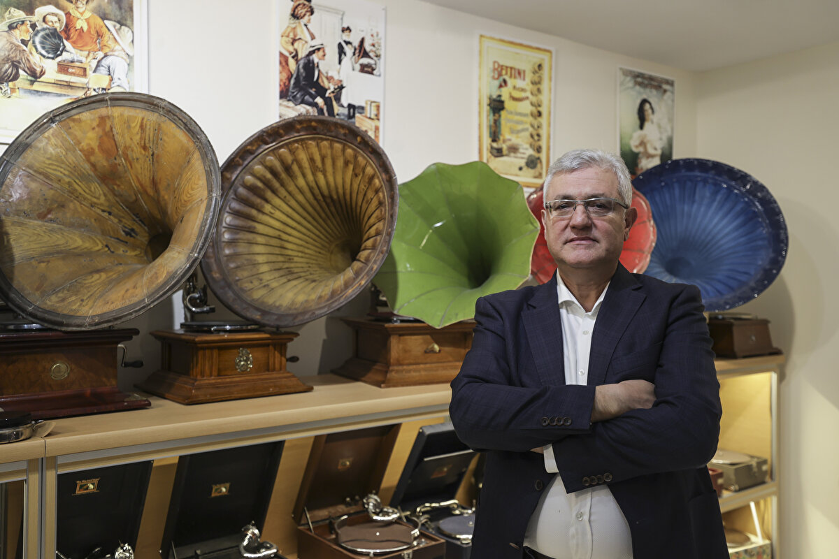 Sihirli bir şey"<br><br>Raif Kara, AA muhabirine yaptığı açıklamada, koleksiyonculuğa 5-6 yaşındayken aile büyüklerindeki birtakım objeleri toplayarak başladığını, büyüdükçe eskicilere ve antikacılara sık sık uğradığını söyledi.