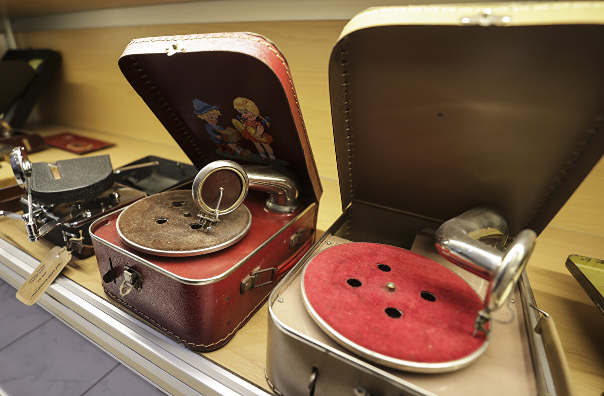 "Gramofonlar ve pikaplar iki ayrı cihaz. Pikaplar elektrikle çalışır ve plastik plakları çalar. Plastik plakların geniş dinleme ömürleri vardır. Her yüzünde 6'şar olmak üzere 12 şarkı sığar. Onlarda iğne değiştirmeye gerek yok. Bir iğneyle 10 bin kez plak çalabilirsiniz. Ama gramofonların iğnesinin her kullanımda değişmesi gerekiyor. Değişim olmadığında iğnenin ucu jilet gibi keskinleşiyor ve taş plaktaki ses sinirlerini kesmeye, deforme etmeye başlıyor. Bir hevesle gramofon alıp taş plak da alıp, iğne değiştirmeyerek plağınızı katletmeyin. Çünkü hem maddi değer ama ondan önce manevi değer. Taş plaklar kırılgandır. Çünkü bir çeşit bakalit, esnemeye gelmez. Kırılgan olmalarından dolayı taş plak stokumuz maalesef her gün azalıyor."