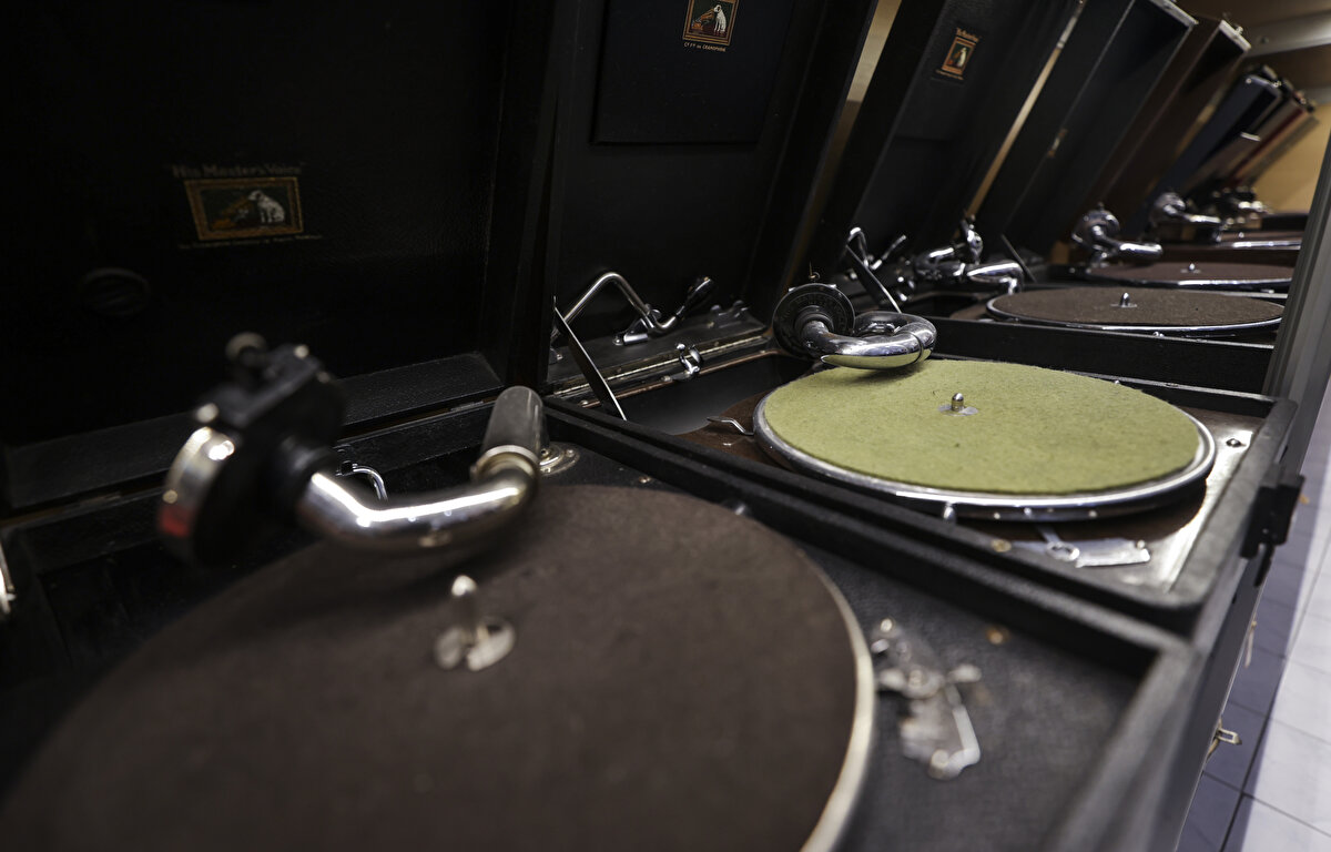 Hayali, müze kurmak<br><br>Kara, uzun yıllardır bir müze kurma hayali olduğunu aktararak, "Şu ana kadar somut bir yere ulaşamadık, inşallah önümüzdeki günlerde ulaşırız." ifadesini kullandı.<br><br>Koleksiyonculuğu herkese tavsiye eden Kara, "Zevkle biriktirdiğiniz şeylerin koleksiyonunu yapın, kendinizi iyi hissedersiniz, popüler olursunuz ve çocuklarınıza çok güzel bir manevi miras bırakırsınız." dedi.