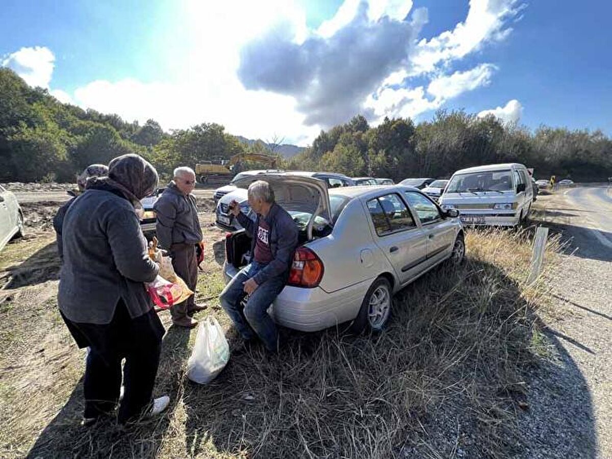 Köylüler, kestanenin kilosunu 50 ile 70 liradan pazarda satıyor. Bartın’ın Kurucaşile yolu Ahatlar mevkisindeki orman da her yıl kestane toplamak isteyenlerin akınına uğruyor.<br>