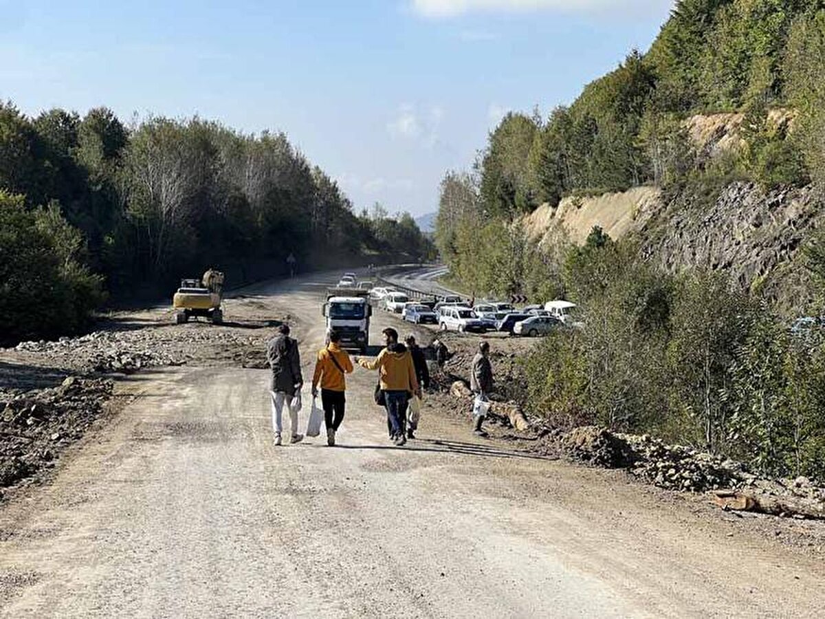 Karabük’ten ailesiyle geldiklerini söyleyen Dursun Feyizoğlu, "5 kilo topladık. Bu bölgeye ilk kez geldik, daha önce Düzce’ye gitmiştik. Biz pazarda kestane neden pahalı, diye kızıyorduk ama hakikaten çok zahmetli ve zorlu bir işmiş, onu da öğrenmiş olduk” dedi.<br>