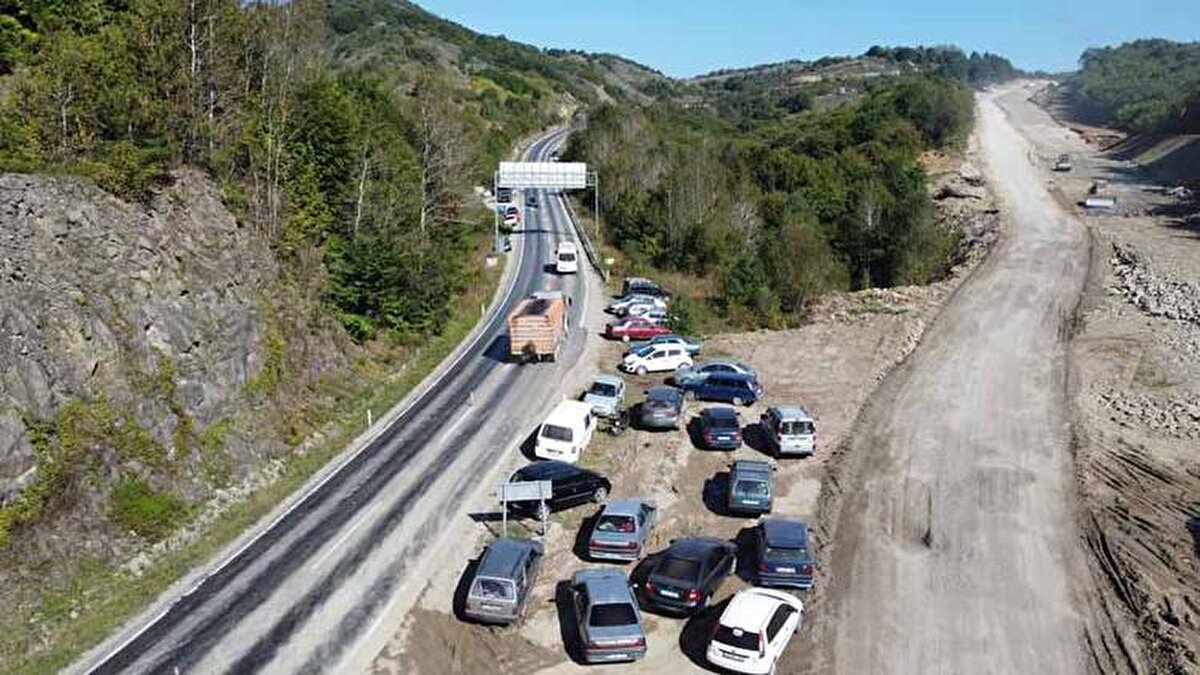 Bartın ve Zonguldak’ta kestane, köylülerin önemli geçim kaynakları arasında bulunuyor. Sabah erken saatlerde ormana gelen köylüler, ağaçlara tırmanarak, ağacın dallarını sallayıp ya da sopayla kestaneleri yere düşürerek topluyor.<br>