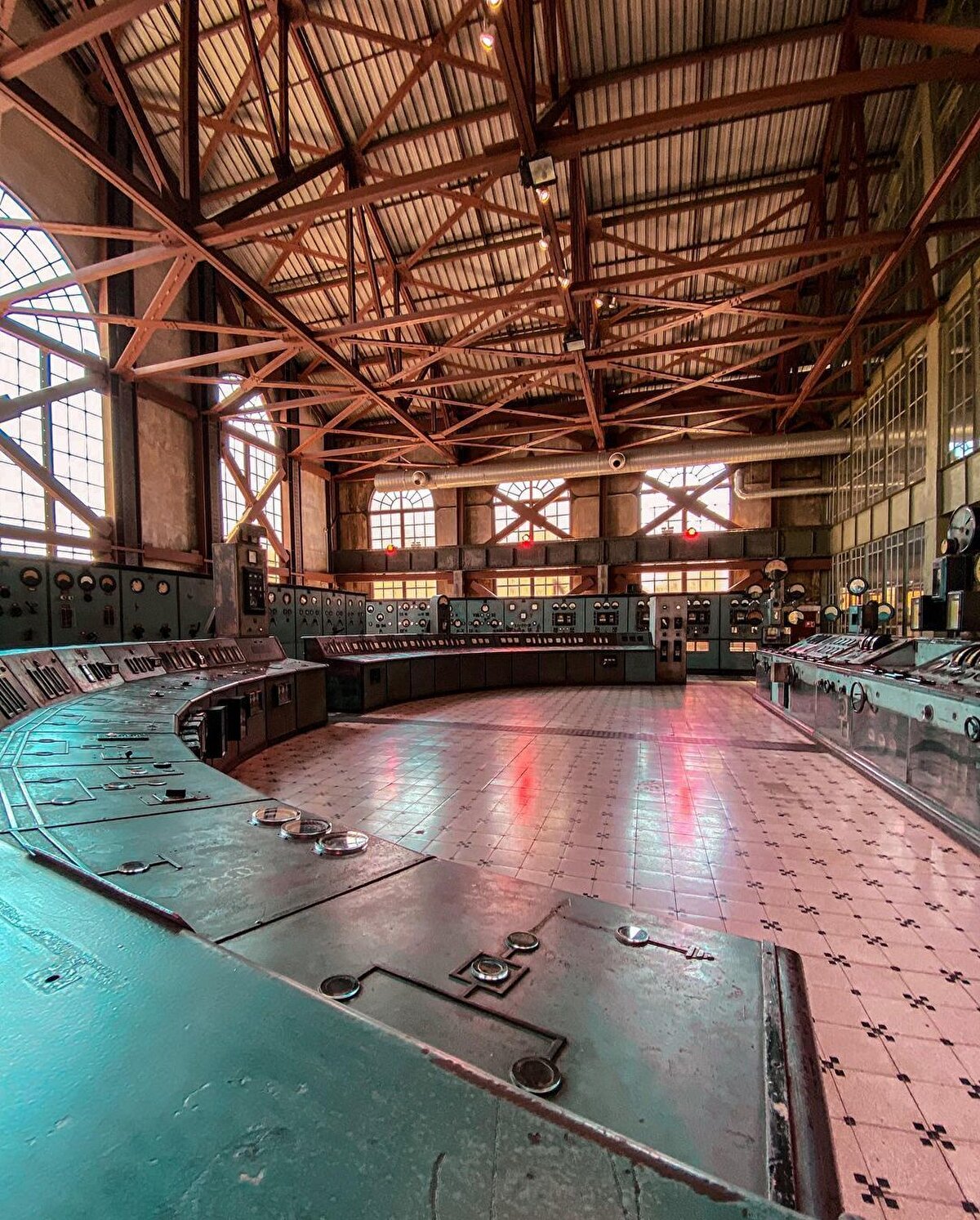 Ziyaretçilerin kendi elektrik enerjisini üretebilecekleri, manyetik heykeller yapabilecekleri ve daha farklı birçok aktivite gerçekleştirebilecekleri bu alan bilimle eğlenmek isteyenler için olanaklar sunan tam 22 tane etkileşimli üniteye sahip.