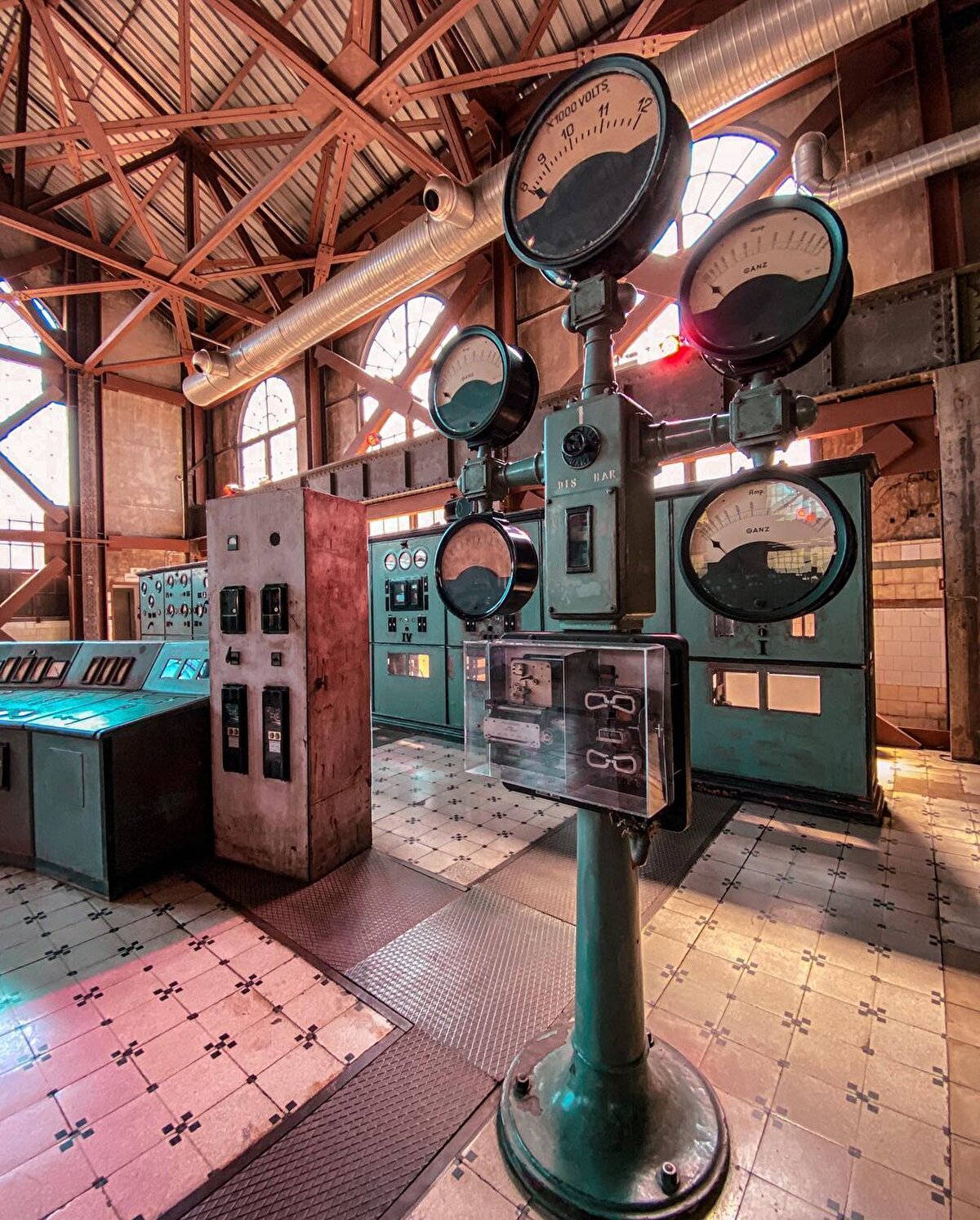 🕘 Resmi tatiller ve yılbaşı haricinde haftanın her günü 09.00-17.30 saatleri arasında ziyarete açık olan müzeye girişler ücretsiz. Yalnız önceden rezervasyon yaptırarak özel rehberli turlara dahil olmak isteyen yetişkinlerin 35, üniversite öğrencilerinin ise 25tl ödeme yapmaları gerekiyor.