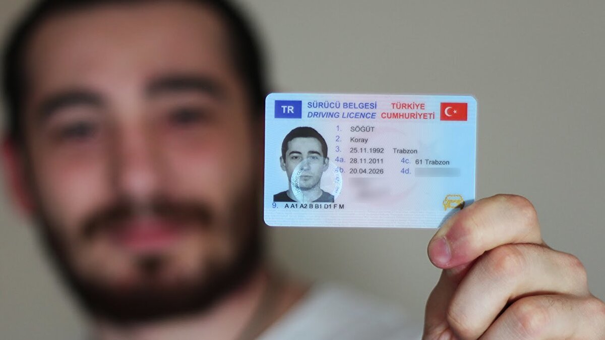 CEZA GELECEK<br><br>Ehliyetlerin güncellenmesi için ise belirli bir tarih var. Vatandaşlar 1 Ocak 2023 tarihinden itibaren artık eski ehliyetlerini kullanamayacak. <br>