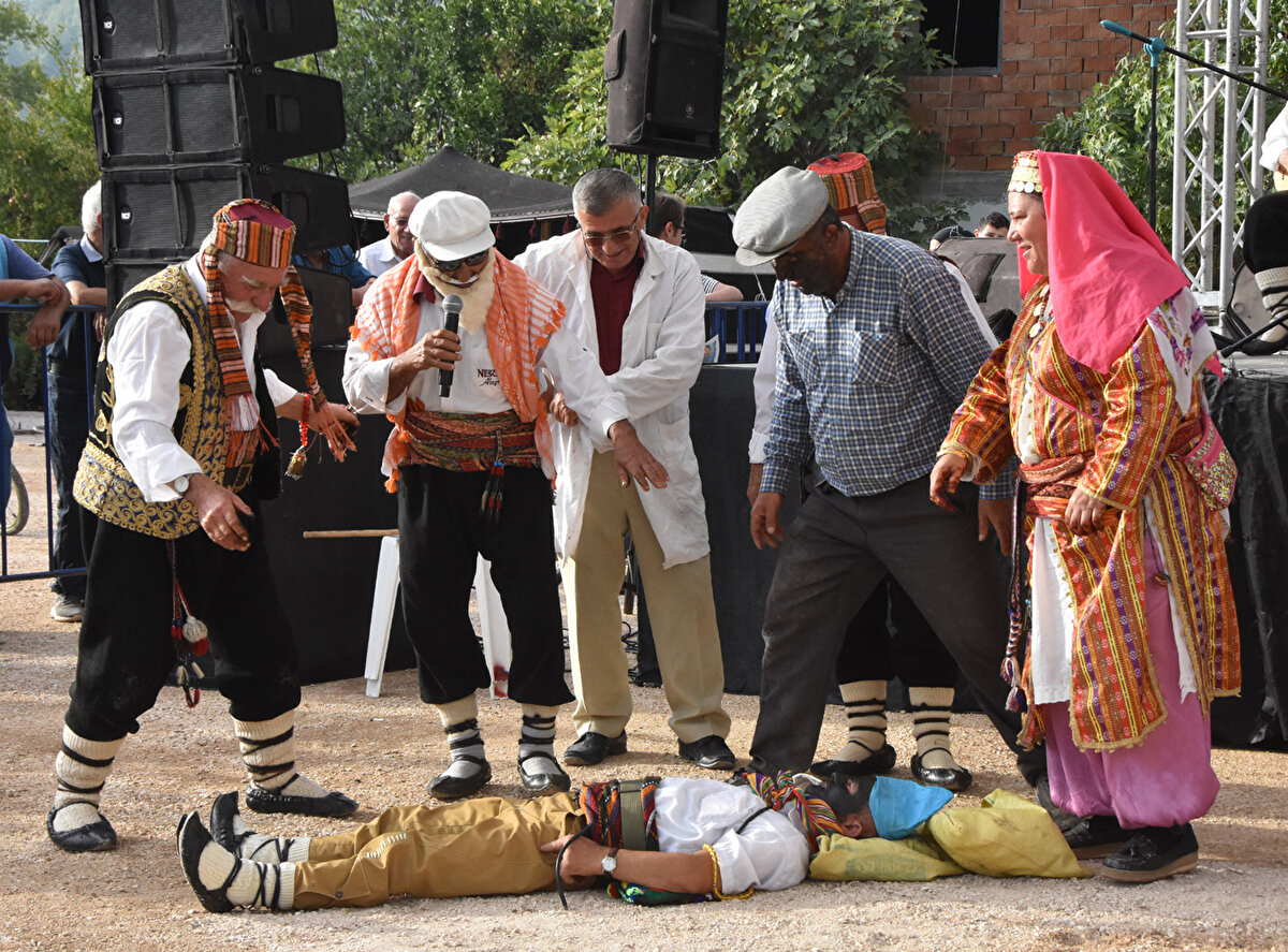 Kaş Belediyesi tarafından Kaş İlçe Tarım ve Orman Müdürlüğü, Kaş Ziraat Odası ve Kasaba Mahallesi Muhtarlığı tarafından 'Kapya Hasat Şenliği' düzenlendi. Kasaba Mahallesi'nde son yıllarda üretimi artan ve bölgeye ekonomik kazanç sağlayan kapya biberini tanıtmak için yapılan şenlik, yoğun ilgi gördü.