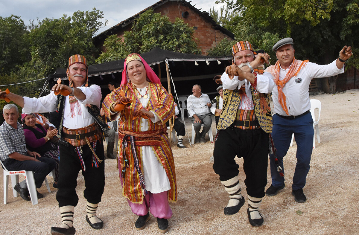 Bu yıl 2'ncisi yapılan şenlik alanında, mahallede üretilen ürünler sergilendi. Şenlik kapsamında 'acı biber yarışması'na 4 yarışmacı katıldı. Yarışmayı 2 dakikada 188 gram Şili biberi yiyen Yusuf Karahan, kazandı. Acı biber yerken bazı yarışmacıların gözlerinin yaşardığı görüldü. Yarışmada ilk 3'e girenlere çeyrek ve gram altın hediye edildi.