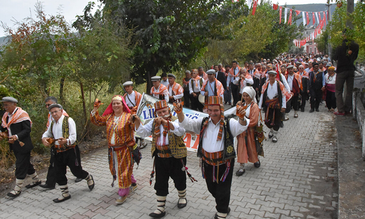 Şenliğe Kaş Kaymakamı Murat Öztürk, Belediye Başkanı Mutlu Ulutaş, Garnizon Komutanı Deniz Binbaşı Hüseyin Sadık, İlçe Jandarma Komutanı Yüzbaşı Ali Erol, Orman İşletme Müdürü Süleyman Demir, İlçe Milli Eğitim Müdürü Melih Erol, Belediye Başkan Yardımcıları Ali Bekik, Salih Usta, Kasaba Mahallesi Muhtarı Süleyman Özen, Kaş Ziraat Odası Başkanı Ramazan Süer, Esnaf Odası Başkanı Ali Çalışkan, belediye meclisi üyeleri, mahalle muhtarlarının aralarında bulunduğu yaklaşık 2 bin kişi katıldı.