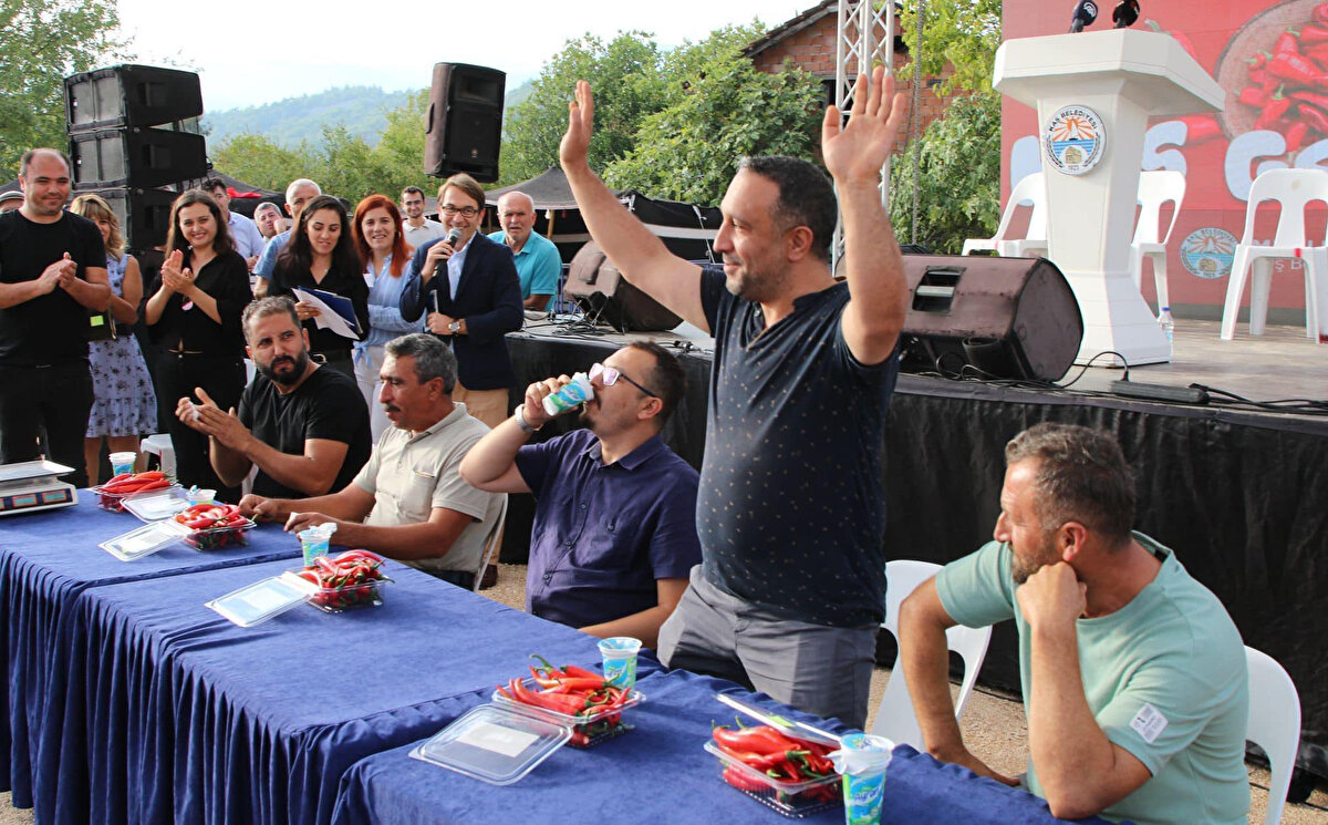 Kapya biberi yemek yarışması'nın birincisi Büşra Büyüktekin ise "Meyir çorbasını kapya biberle uyarlayıp, daha lezzetli hale getirdim. Birinci oldum. Bunun için çok mutluyum" dedi. <br>Şenlikte 'kapya biberi yemekleri yarışması'nda Ali Aksoy, Mehmet Ali Ümit ve Mehmet Ali Karakurt'tan oluşan 3 kişilik jüri, tadım yaptı. Adıyaman yöresi çorbası olan 'Meyir' çorbasını, kapya biberden hazırlayan Büşra Büyüktekin 1'inci oldu. Yarışmaya katılanlar, kapya tatlısı, kapya keki, kapya dolması gibi çok farklı yemekler yaptı. Yarışmada ilk 3'e giren kadınlara, çeyrek ve gram altın hediye edildi.<br>Kaş Kaymakamı Murat Öztürk, "Kaş yaklaşık 35 bin dönüm örtü altı seranın olduğu çok büyük üretim merkezi. Çok değerli, faydalı, ülke ekonomisine katkı sağlayan ürünler var. Tahin festivali de yaptık. Bal festivali yaptık. Çeşitli ürünlerimiz var. Etkinlikler bu ürünlerin daha fazla tanıtılmasını sağlıyor. Hem çiftçimize, üreticimize moral oluyor" diye konuştu.<br>Kaş Belediye Başkanı Mutlu Ulutaş ise "İlçe nüfusumunuz yüzde 70'nin geliri, tarımsal üretimden kaynaklanıyor. Kapya biber stratejik bir ürün. En güzel bu bölgede yetişiyor. Kilosu 20 liraya alınıyor. Üretimin artması, pazarın gelişmesi için kapya biberin tanıtımını yapacağız" dedi.