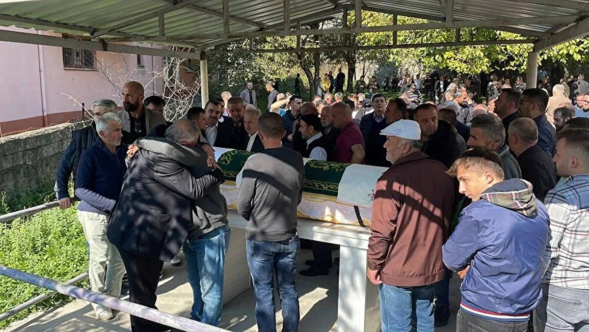 Patlamada hayatını kaybeden işçilerden Emrah Kaval'ın cenazesi toprağa verildi.<br><br>Evli ve 1 çocuk babası olduğu öğrenilen Kaval'ın cenazesi, yakınları tarafından Bartın Devlet Hastanesi morgundan alınarak Aladağ Mahallesi Merkez Camisi'ne getirildi. Kaval için burada helallik alındı, dua edildi. Cenaze töreninde, Kaval'ın yakınlarının ayakta güçlükle durduğu ve gözyaşı döktüğü görüldü.<br><br>Maden ocağında 3 yıl önce çalışmaya başladığı öğrenilen Kaval'ın cenazesi, öğle vakti kılınan namazın ardından aile mezarlığında toprağa verildi. Törene Kaval'ın yakınlarının yanı sıra CHP Grup Başkanvekilleri Özgür Özel, Engin Altay ve Engin Özkoç, AK Parti Zonguldak Milletvekilleri Polat Türkmen, Hamdi Uçar ve Ahmet Çolakoğlu ile CHP Zonguldak Milletvekili Deniz Yavuzyılmaz ile madenci arkadaşları ve vatandaşlar katıldı.