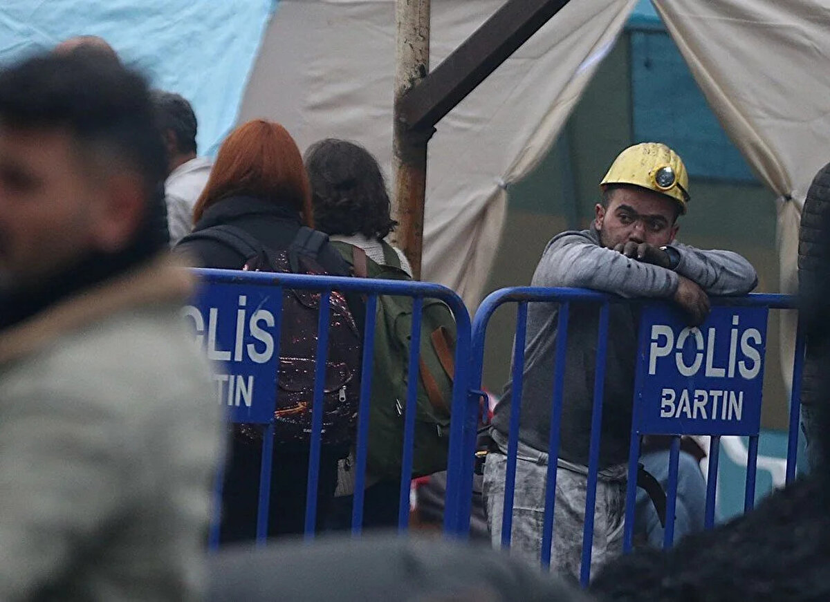 Kimlik tespitleri yapılan maden şehitleri yakınlarına teslim ediliyor.<br><br>Cenaze nakil araçlarına konulan işçilerin naaşları, cenaze namazının kılınacağı camilere götürülüyor.