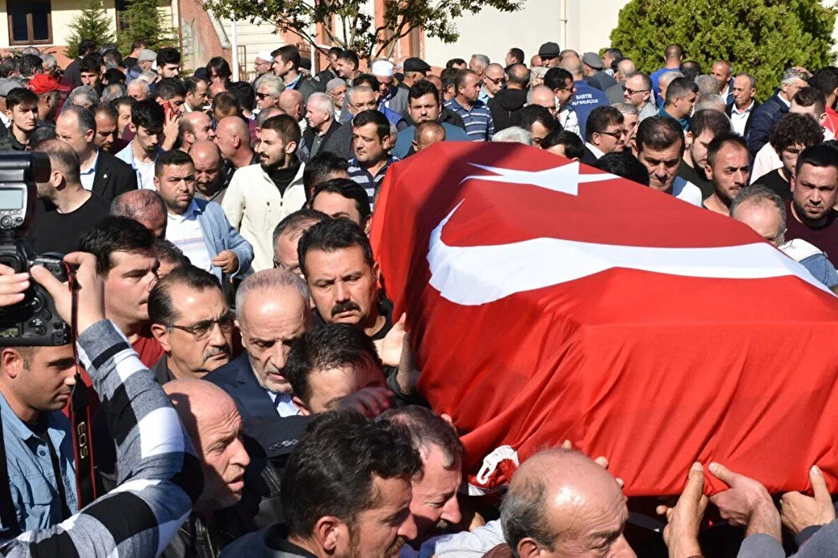 Patlamada hayatını kaybeden Berkay Pınaroğlu için kılınan cenaze namazında saf tuttu.<br>Patlamada yaşamını yitiren 23 yaşındaki Pınaroğlu için Bartın'ın Muratbey köyünde cenaze namazı kılındı.<br>Namaza, Pınaroğlu'nun ailesi ve yakınlarının yanı sıra, Dönmez ve TÜRK İŞ Başkanı Ergün Atalay da katıldı.<br>Berkay Pınaroğlu için Fatiha okuyan Dönmez, tabutun taşınmasına da omuz verdi.