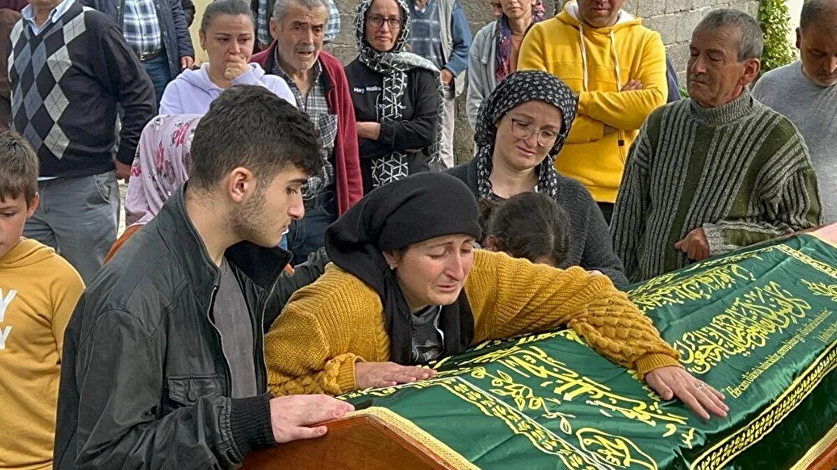 Maden işçisi Mehmet Kara (42) Bartın'ın Kurucaşile ilçesine bağlı Aydoğmuş köyünde öğle vakti defnedildi. TTK Amasra Müessesesi Müdürlüğü’nde 2009 yılında işbaşı yapan Mehmet Kara’nın, 1 haftadır yıllık izinde olduğu, dün 16.00-24.00 mesaisine gittiği öğrenildi. Cenazede Mehmet Kara'nın eşi Selda Kara ve kızı Ayşe Melek ve oğlu Efe Kara (18), Mehmet Kara'nın tabutuna sarılarak gözyaşı döktü.<br><br>