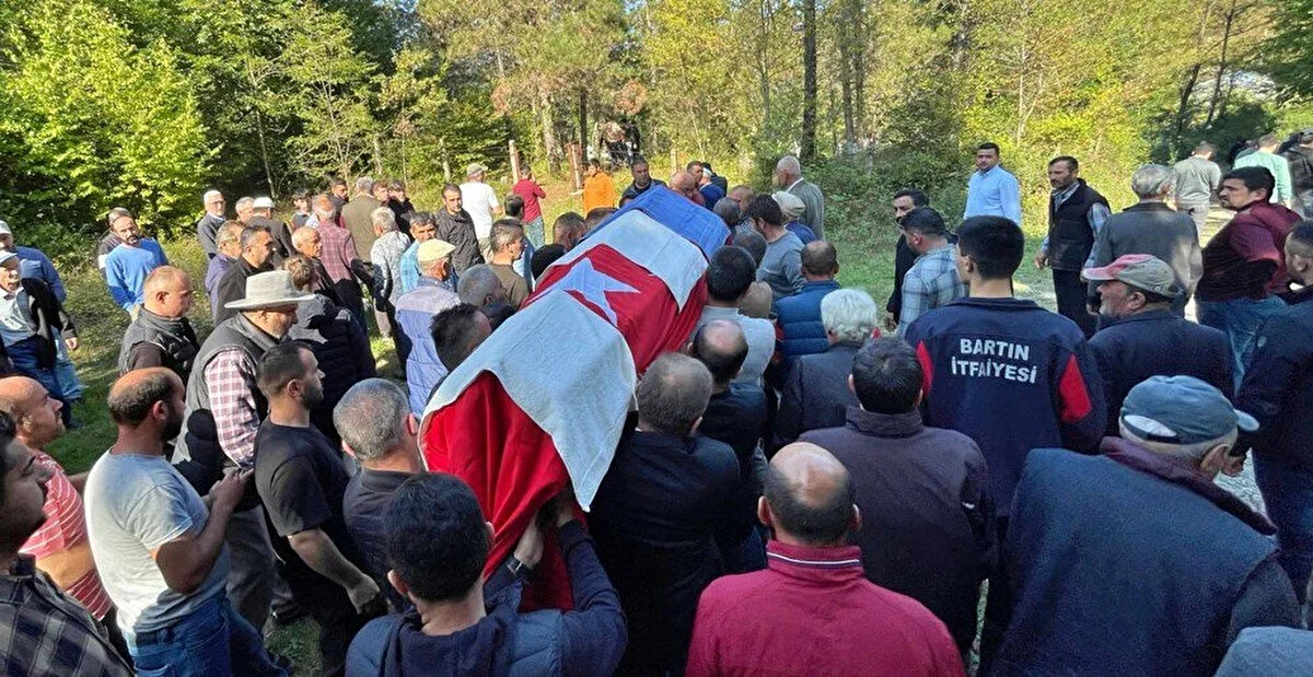 İşçilerden Emrah Kaya'nın cenazesi toprağa verildi. Evli ve 2 çocuk babası Kaya'nın Türk bayrağına sarılı naaşı, Bartın Devlet Hastanesi morgundan alınarak Kaman köyüne getirildi. Evinin önünde helallik alınmasının ardından Kaya'nın cenazesi, köy mezarlığına götürüldü.<br><br>Maden işçisinin cenazesi, burada öğle vakti kılınan namazın ardından aile kabristanlığına defnedildi. Cenaze törenine, Kaya'nın yakınları ve vatandaşlar katıldı.