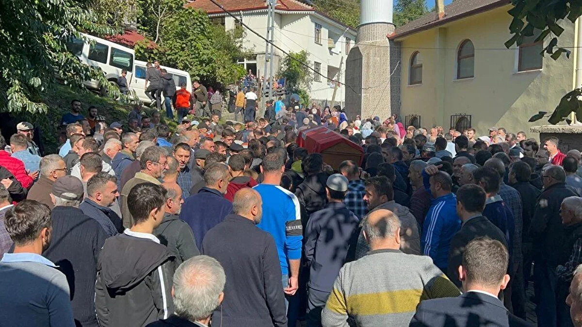 Evli ve 2 çocuk babası Gökhan Mercan (27), Amasra'ya bağlı Makaracı köyünde öğle vakti kılınan cenaze namazı sonrası köy mezarlığında toprağa verildi. Mercan’ın, 2019 yılında işe girdiği öğrenildi.<br><br>