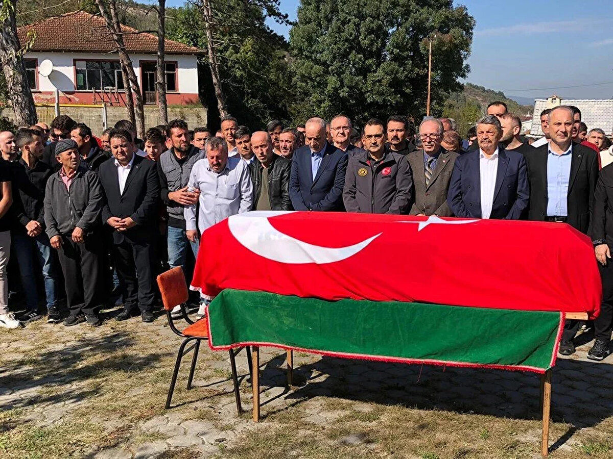 Maden işçisi Berkay Pınaroğlu (23) için cenaze namazı kılındı. Cenazeye Enerji ve Tabii Kaynaklar Bakanı Fatih Dönmez, Bartın Belediye Başkanı Cemal Akın, Türk-İş Genel Başkanı Ergün Atalay, Genel Maden İşçileri Sendikası Başkanı Hakan Yeşil ve çok sayıda kişi katıldı. Pınaroğlu’nun babası Nazif Pınaroğlu, cenazede gözyaşı döktü. Muratbey köyünde toprağa verilen Berkay Pınaroğlu'nun, 2019’daki işçi alımı ile TTK’da çalışmaya başladığı öğrenildi.<br><br>