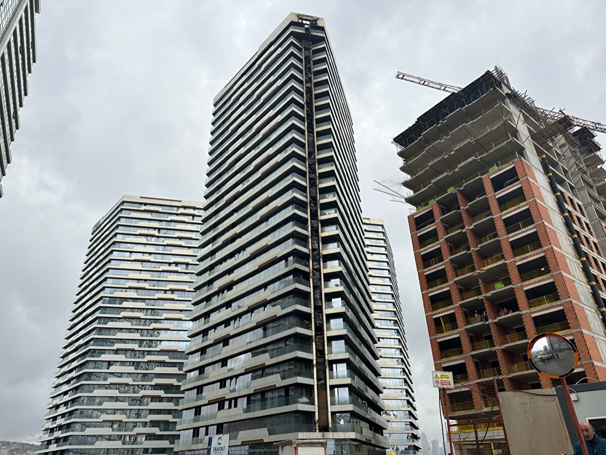 Binanın tüm katlarına doğru yayılan yangını görenler durumu itfaiye ekiplerine haber verdi.