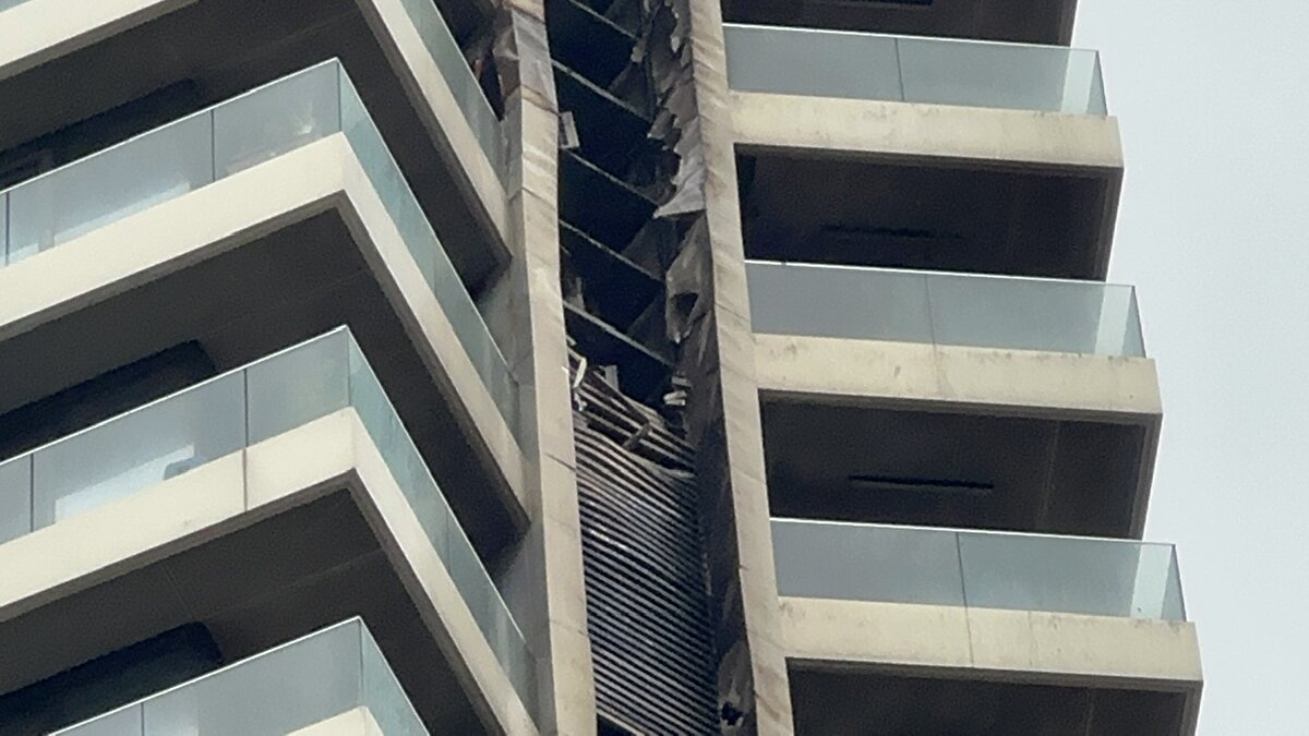 İhbar üzerine, olay yerine çok sayıda itfaiye ekibi sevk edildi. Yangın sırasında binada bulunanlar tahliye edilirken, dumandan etkilenen bir kişi ise sağlık ekiplerince tedavi altına alındı.