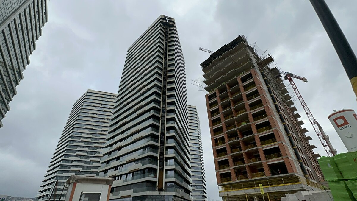 Binanın havalandırma sistemine yakın bir noktada başlayan yangın kısa sürede büyüyerek dış cepheye sıçradı.