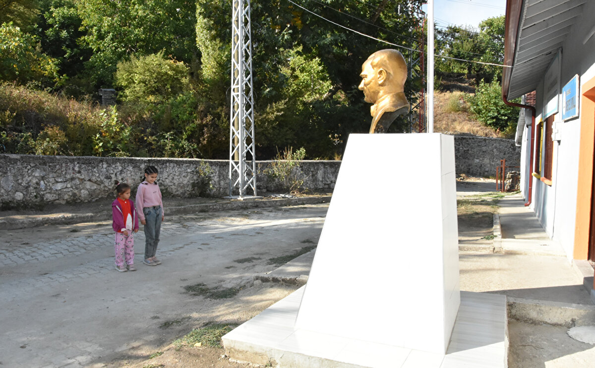 Köyde eğitim ve öğretimin hep devam etmesini isteyen Korkmaz, "Şu anda biri 1'inci sınıf ve diğeri 4'üncü sınıf öğrencimiz var. Aslında okul açılmasına yakın 5 öğrenci vardı. Ancak 3 kardeş annelerinin vefatı nedeniyle Isparta merkeze götürüldü. Böylece en son 2 öğrenciye düştük. İnşallah gelecek yıla 2 öğrencimiz daha okula başlayacak. Devamını sürdürürüz. Devletimize de bu konuda teşekkür ederiz" diye konuştu.