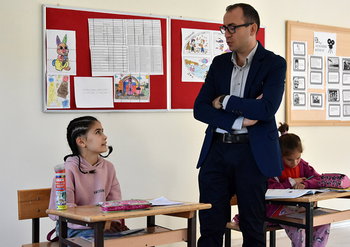  Teneffüslerde ise bahçedeki oyun parkında oynayan Fatma Gülsüm ve Nisanur, okula beraber gelip, gidiyor.
