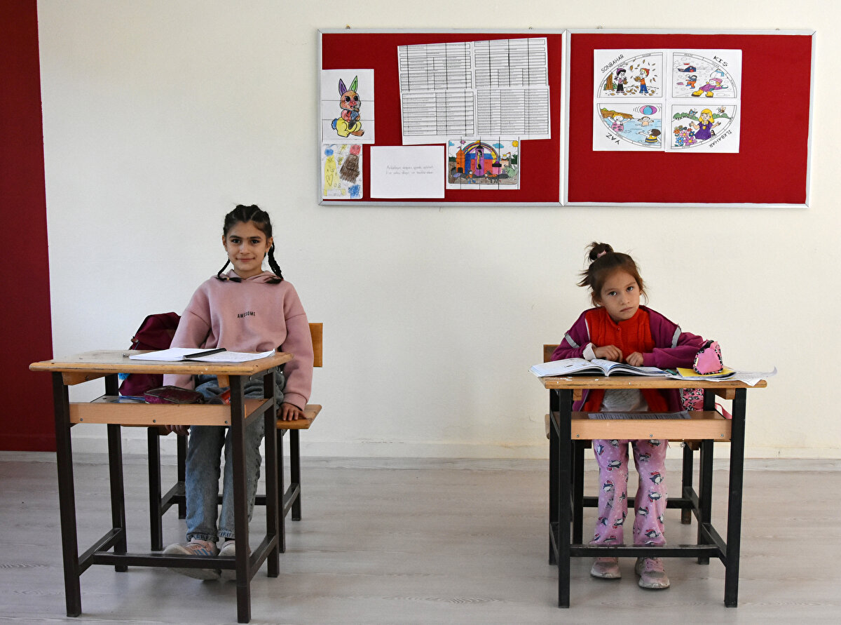 'EN SON 2 ÖĞRENCİYE DÜŞTÜK'<br>Güneyce köyü muhtarı Yaşar Korkmaz, daha önceleri 100'e yakın öğrencinin bulunduğu okulda, şu anda 2 kişi ile eğitimin devam ettiğini söyledi. Devletin 1 öğrenci olsa bile köyde okul açtığını söyleyen Korkmaz, "Bunun için mutlu ve gururluyuz. Devletimiz her zaman milletinin yanında. Bir öğretmenimiz ve okulda bir de görevli personelimiz var. Eğitim- öğretim yılı başlamadan okulumuzun badanası ve tamiratları yapıldı" dedi.